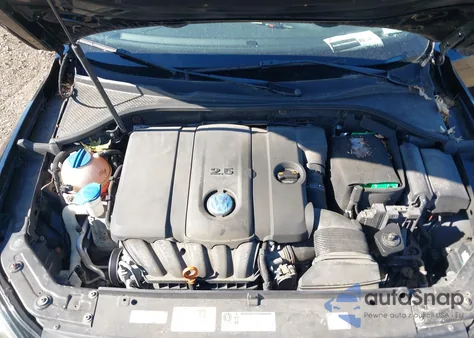 2013 Volkswagen Passat 2.5L Wolfsburg Edition z USA, uszkodzony, nr VIN 1VWAP7A32DC132518